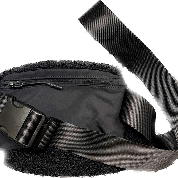 NWOT Adjustable Sherpa crossbody bag - Picture 2 of 3